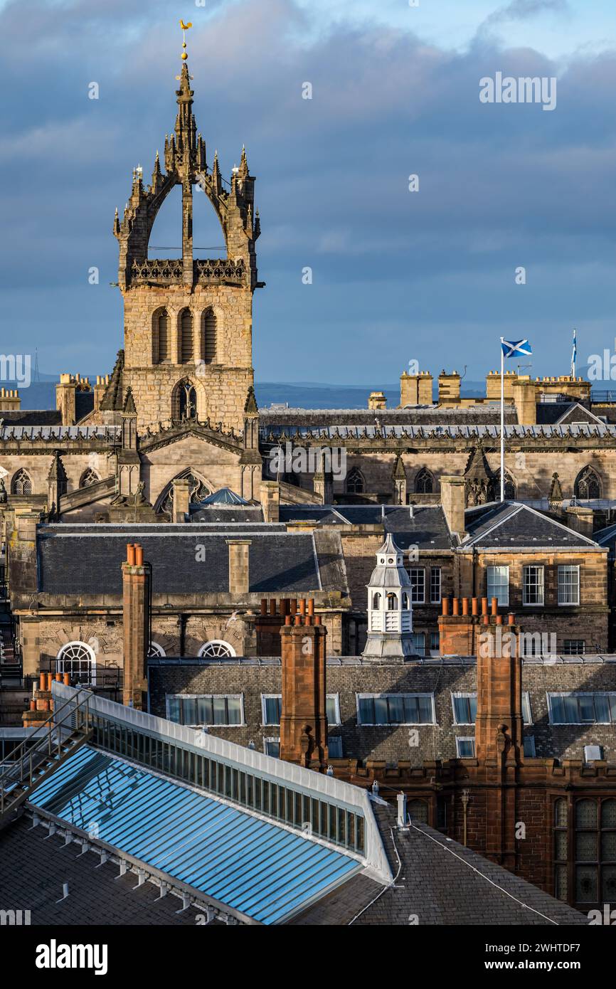 Blick über die Dächer des Kirchturms St. Gile mit der Skyline von Edinburgh, Schottland, Großbritannien Stockfoto