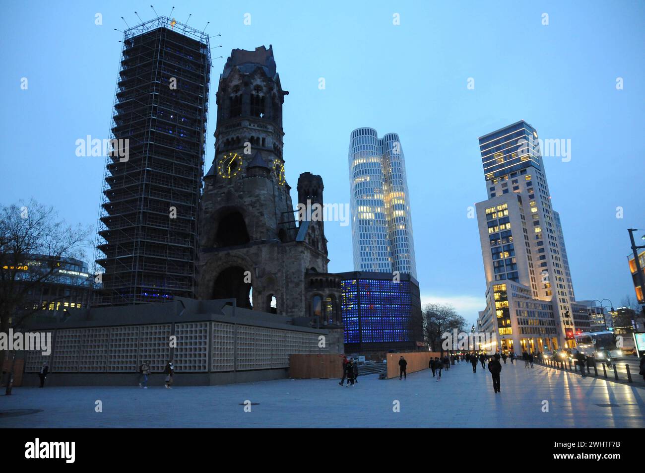 Berlin /Deutschland . März 2019. Nächtlicher Blick auf die Kaiser-Wilhelm-Gedächtniskirche und neu erbaute Hotels am Kurturstendamm sind der deutschen Hauptstadt Berlin. Foto: Francis Joseph Dean / Deanpictures. Stockfoto