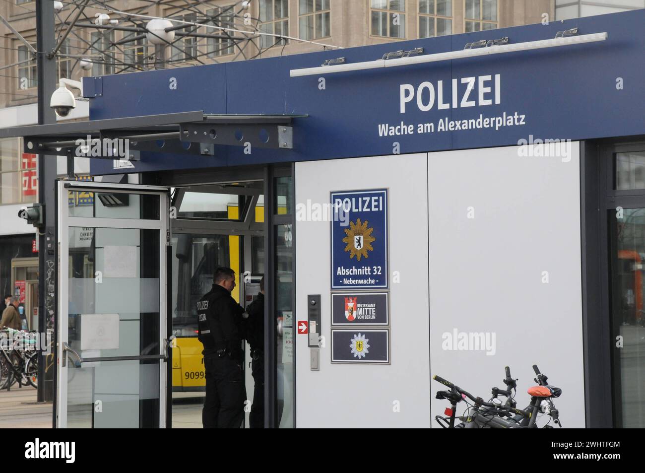 Berlin/Deutschland  der Bezirk Berlin hat am 6. März 2019 auf dem Alexanderplatz in der deutschen Hauptstadt Berlin eine mobile Polizeiwache gemacht. Foto: Francis Joseph Dean / Deanpictures. Stockfoto