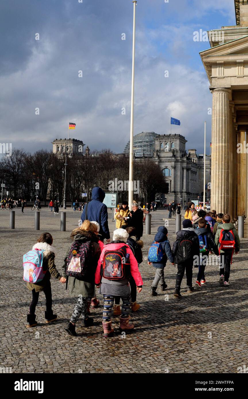 Berlin /Deutschland . März 2019. Deutsche und europäische Nionfahnen fliegen über dem Deutschen bundestag oder Reichtag und dem Deutschen bundestag in der deutschen Hauptstadt Berlin Gernman. Foto: Francis Joseph Dean / Deanpictures. Stockfoto