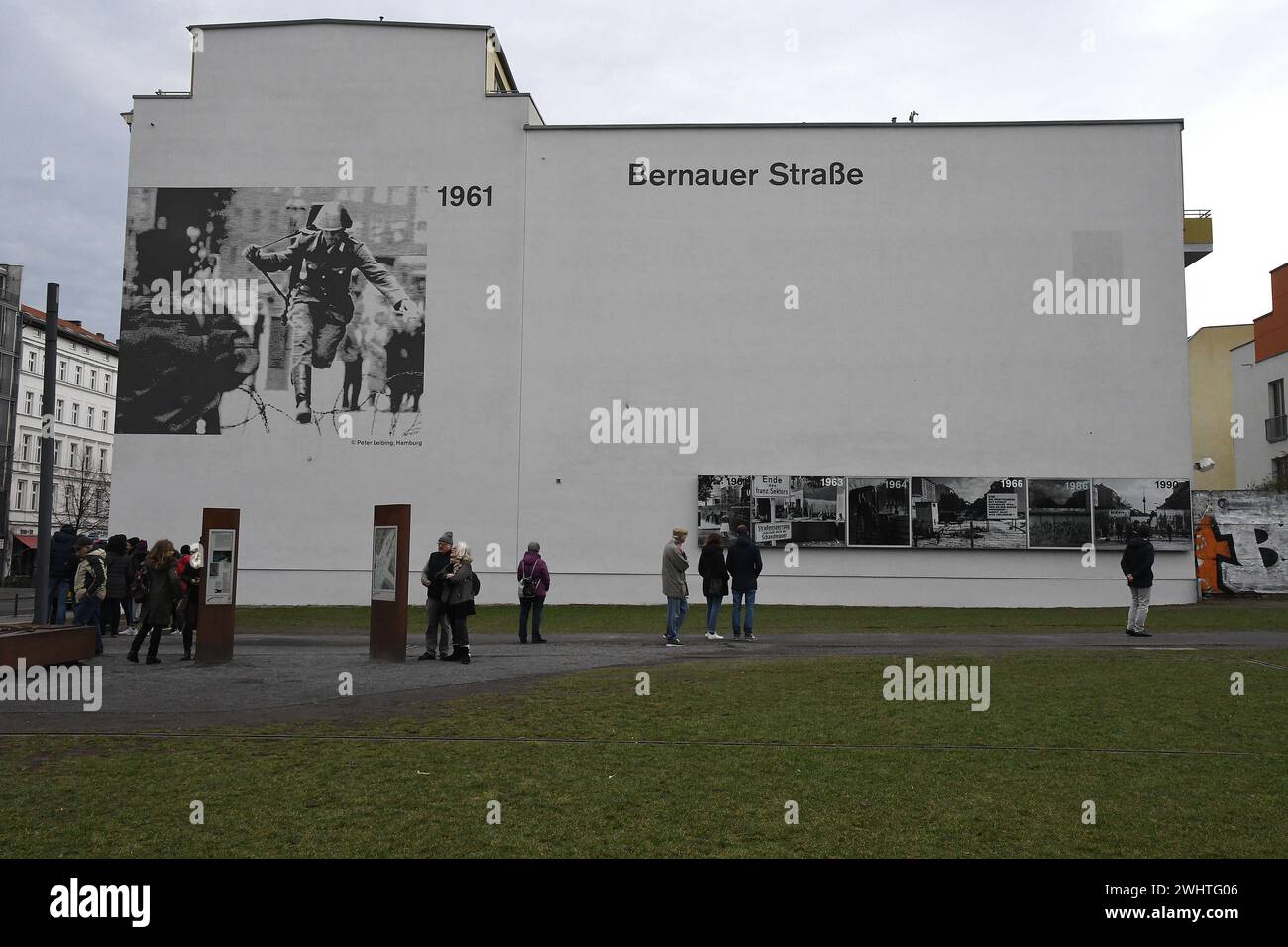 Berlin /Deutschland . März 2019. Besucher in Bern AR strasse Imags on Wall 1961 das Schicksal der Gmernay Nation heute ist eine Stadt und Besucher strömen, um alte Imags und Mauer zu sehen, die die Nation tauchte. Heute mordern Sie die Bernaur strasse beide auf der Straße. Foto: Francis Joseph Dean / Deanpictures. Stockfoto