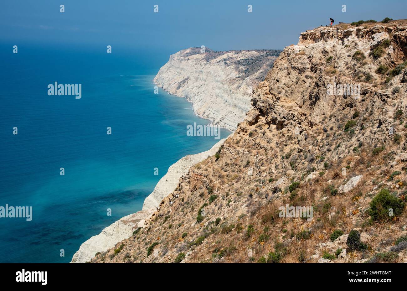 Felsiges Meereswasser an der Küste. Weiße Klippen und Kiesstrand Stockfoto