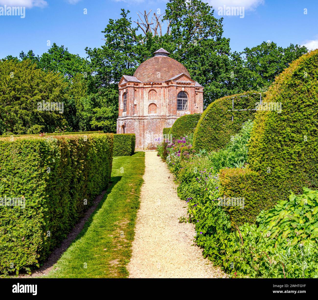 Sommerhaus im Garten der Vyne mit seinem ungewöhnlichen Kuppeldach - Hampshire UK Stockfoto