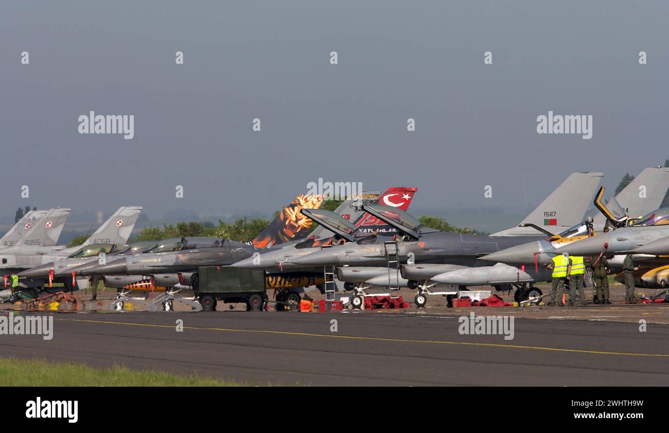 Im Bild von links: F-16 der polnischen, F-16 der türkischen und F-16 der portugiesischen Luftwaffe. Fluglinie mit verschiedenen Kampfflugzeugen der Luftwaffen der NATO auf dem französischen Militärflugplatz Cambrai während der NATO-Luftwaffen-Übung Tiger Meet 2011. Fluglinie mit verschiedenen Kampfflugzeugen der Luftwaffen der NATO auf dem französischen Militärflugplatz Cambrai während der NATO-Luftwaffen-Übung Tiger Meet 2011. Cambrai Region Hauts-de-France Frankreich *** im Bild von links F 16 der polnischen Luftwaffe, F 16 der türkischen Luftwaffe und F 16 der portugiesischen Luftwaffe Stockfoto