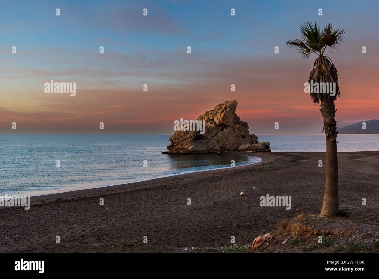Playa Peñon del Cuervo, Strand in der Stadt Malaga mit einer Felsformation, die den Strand in zwei Teile teilt, befindet sich im östlichen Teil der Stadt Stockfoto