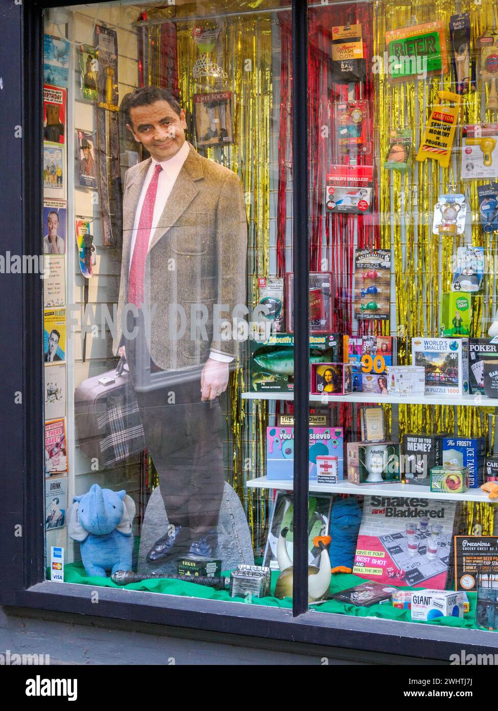 Pappausschnitt-Nachbildung von Mr. Bean im Fenster eines Witz-Ladens in Bath Somerset UK Stockfoto