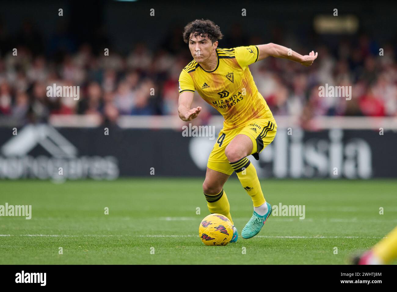 CARTAGENA, SPANIEN – 11. FEBRUAR: Jonathan Gomez linker Rückspieler von CD Mirandes spielt mit dem Ball während des LaLiga Hypermotion-Spiels zwischen dem FC Cartagena und CD Mirandes im Cartagonova-Stadion am 11. Februar 2024 in Cartagena, Spanien. (Foto von Francisco Macia/Foto-Player-Bilder) Stockfoto