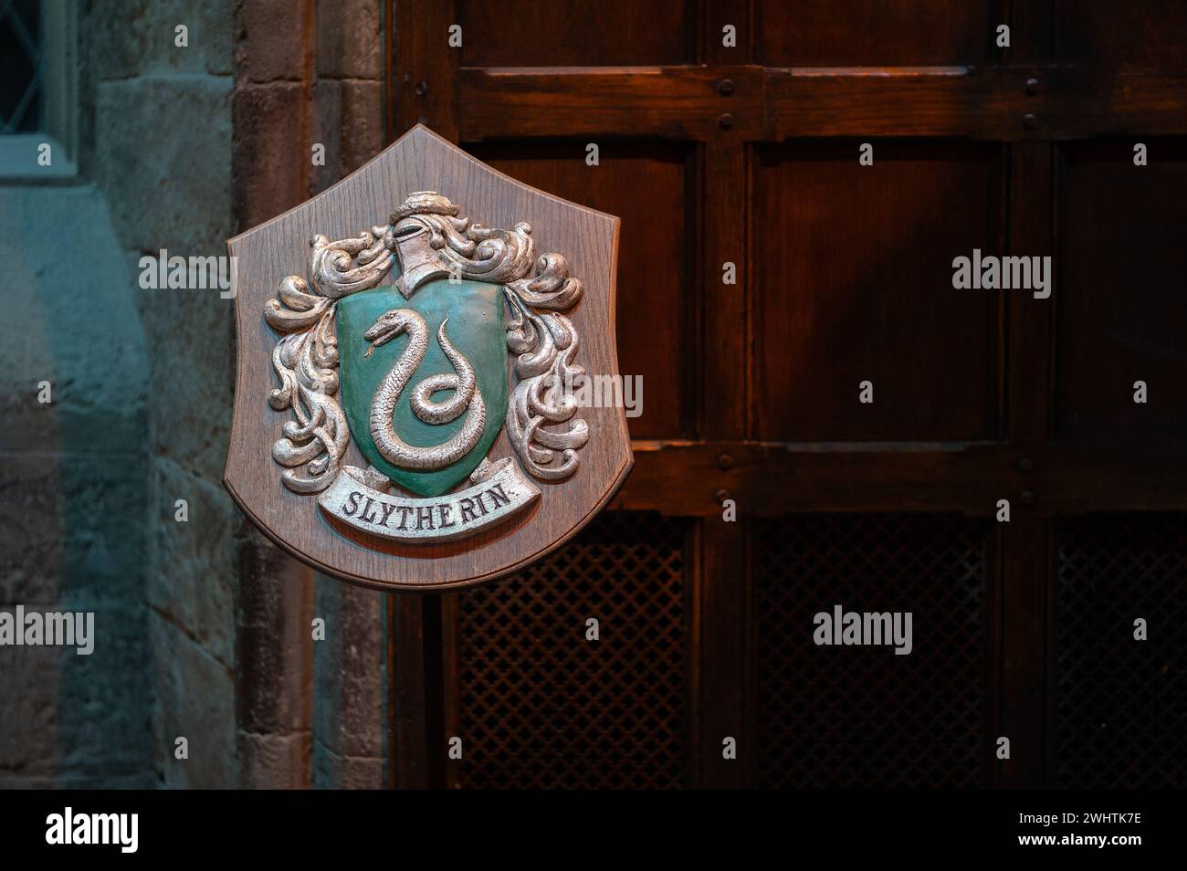Slytherin House Plakette bei der Making of Harry Potter Studio Tour, Leavesden, Hertfordshire, England Stockfoto