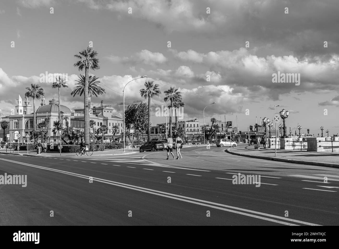 Blick auf das Theater Margherita (Teatro Margherita) auf dem Platz des IV. November, Bari, Region Apulien (Apulien), Süditalien, Europa. Schwarz-weiß Stockfoto