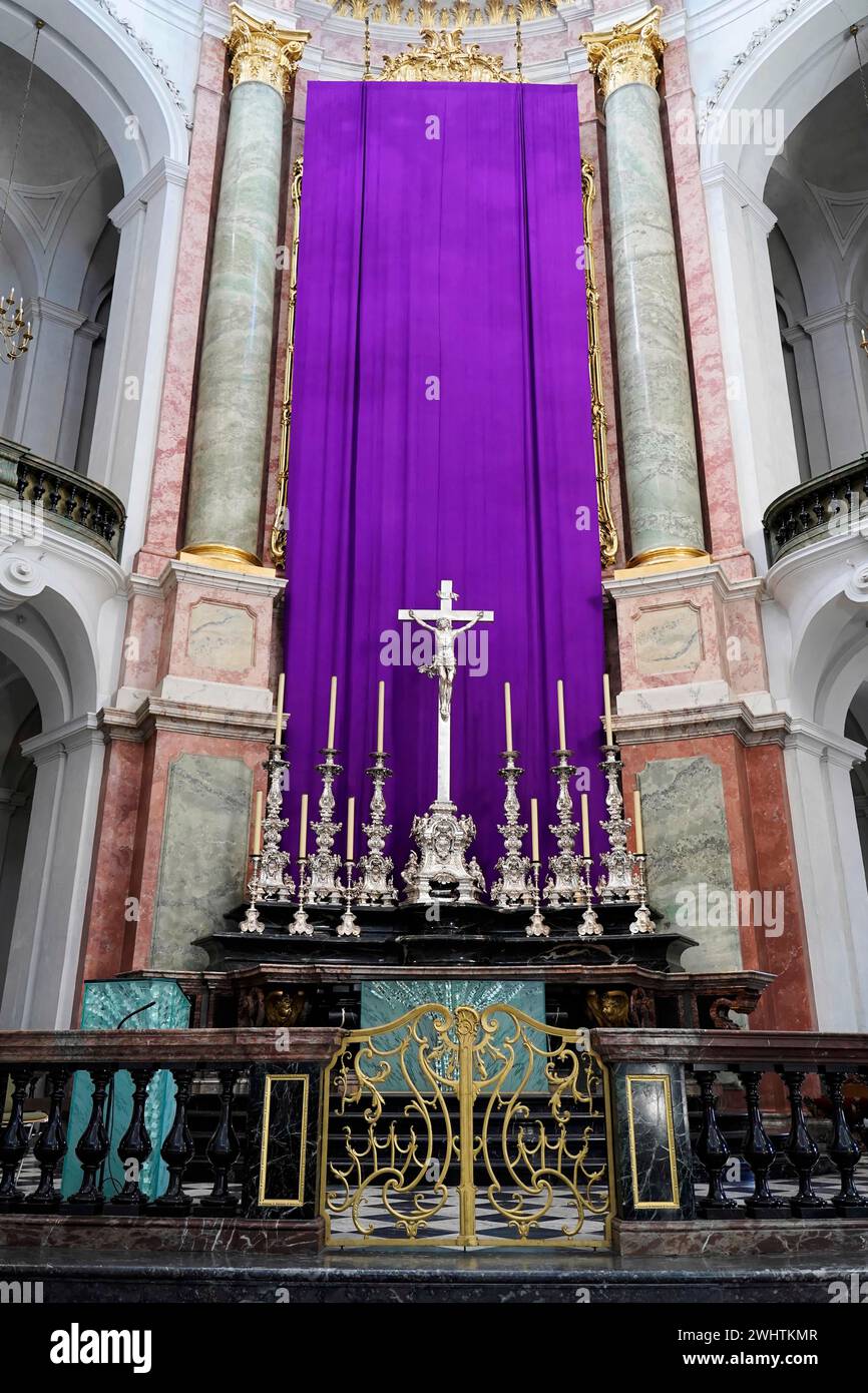 Altarbereich, Kathedrale St. Trinitatis, Altar, Kirchenschiff, Dresden, Freistaat Sachsen, Deutschland Stockfoto