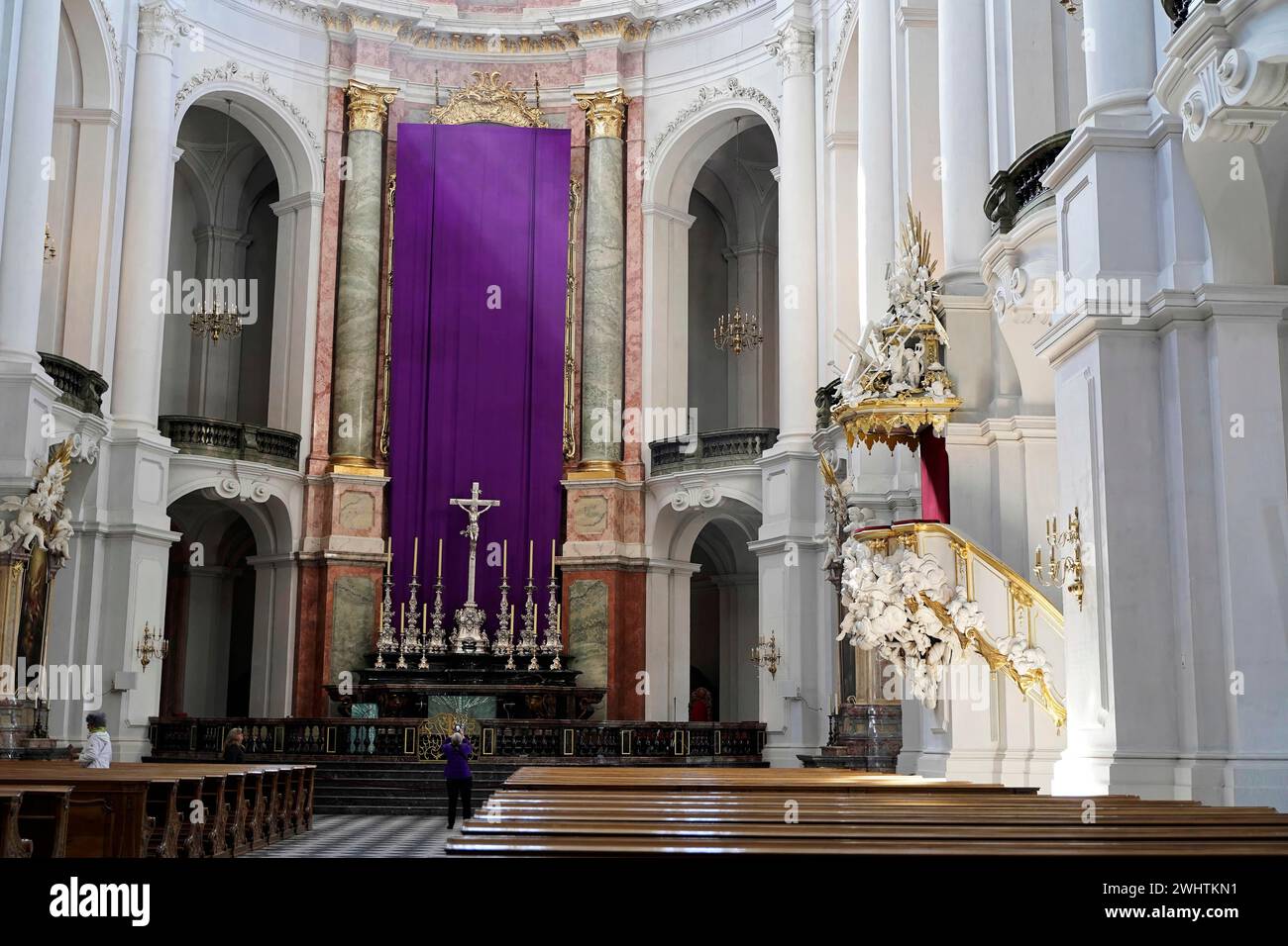Altarbereich, Kathedrale St. Trinitatis, Altar, Kirchenschiff, Dresden, Freistaat Sachsen, Deutschland Stockfoto