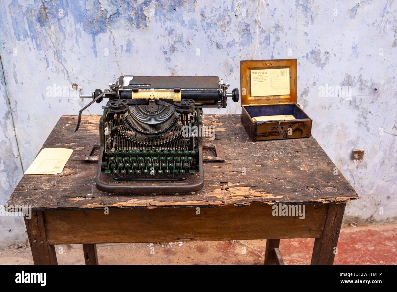 Eine alte Schreibmaschine, umfunktioniert als Kunstwerk, ausgestellt in Mattancherrys Judenstadt, Cochin, Kerala, Indien Stockfoto