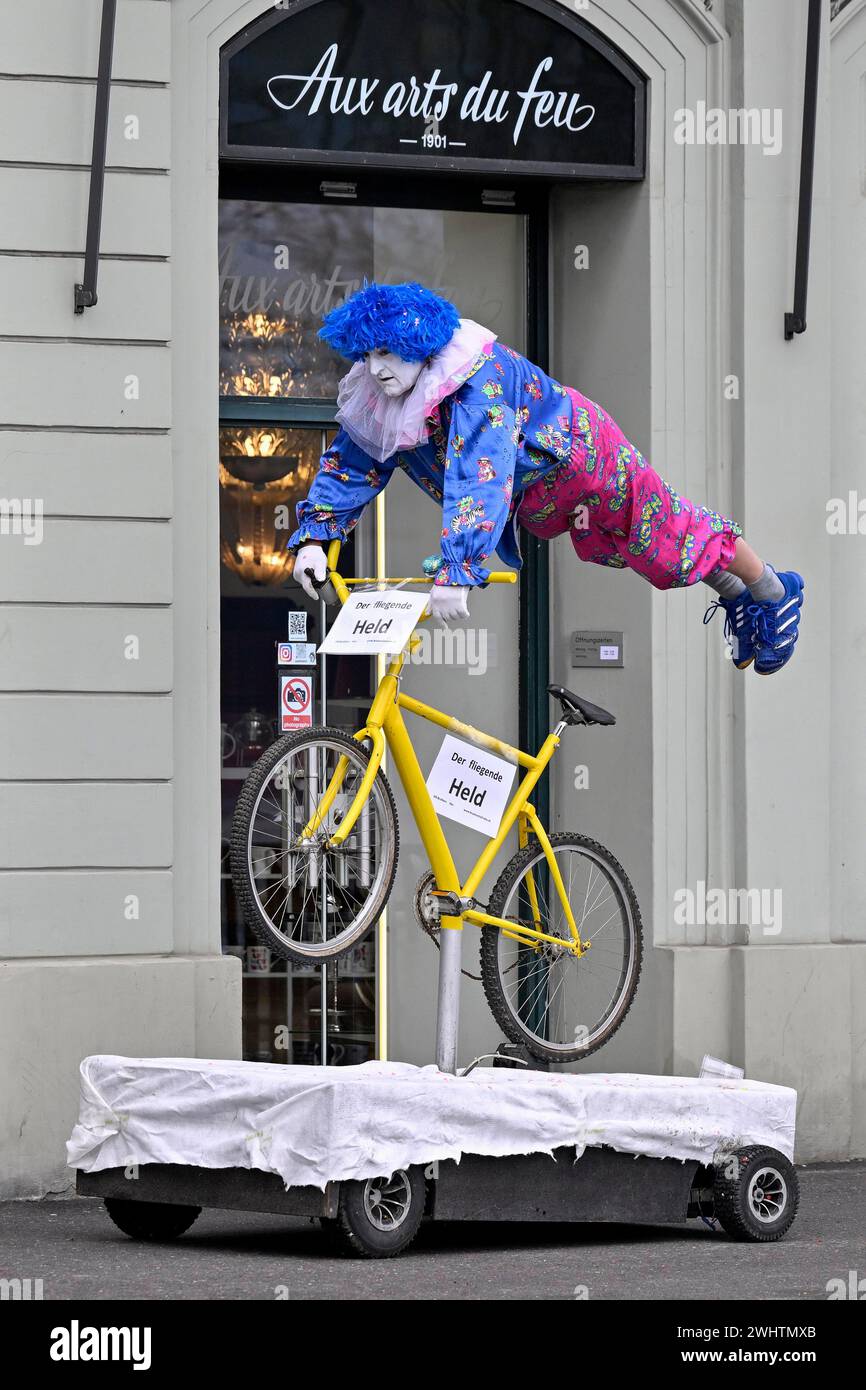 Fliegende Held auf dem Fahrrad Stockfoto