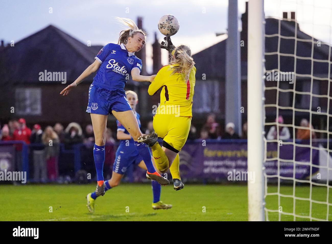 Evertons Toni Duggan (links) hat ihren Schuss von Emily Batty, Torhüterin aus Nottingham Forest, während des fünften Spiels im Adobe WFA Cup im Grange Park, Nottingham, gerettet. Bilddatum: Sonntag, 11. Februar 2024. Stockfoto