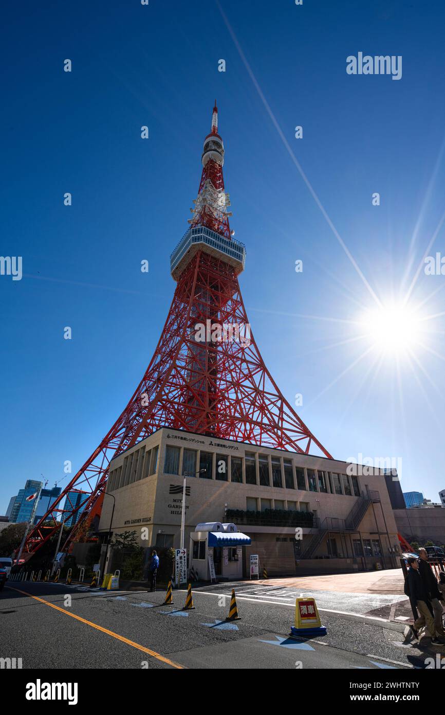 Tokio, Japan. Januar 2024. Panoramablick auf den Tokyo Tower im Stadtzentrum Stockfoto