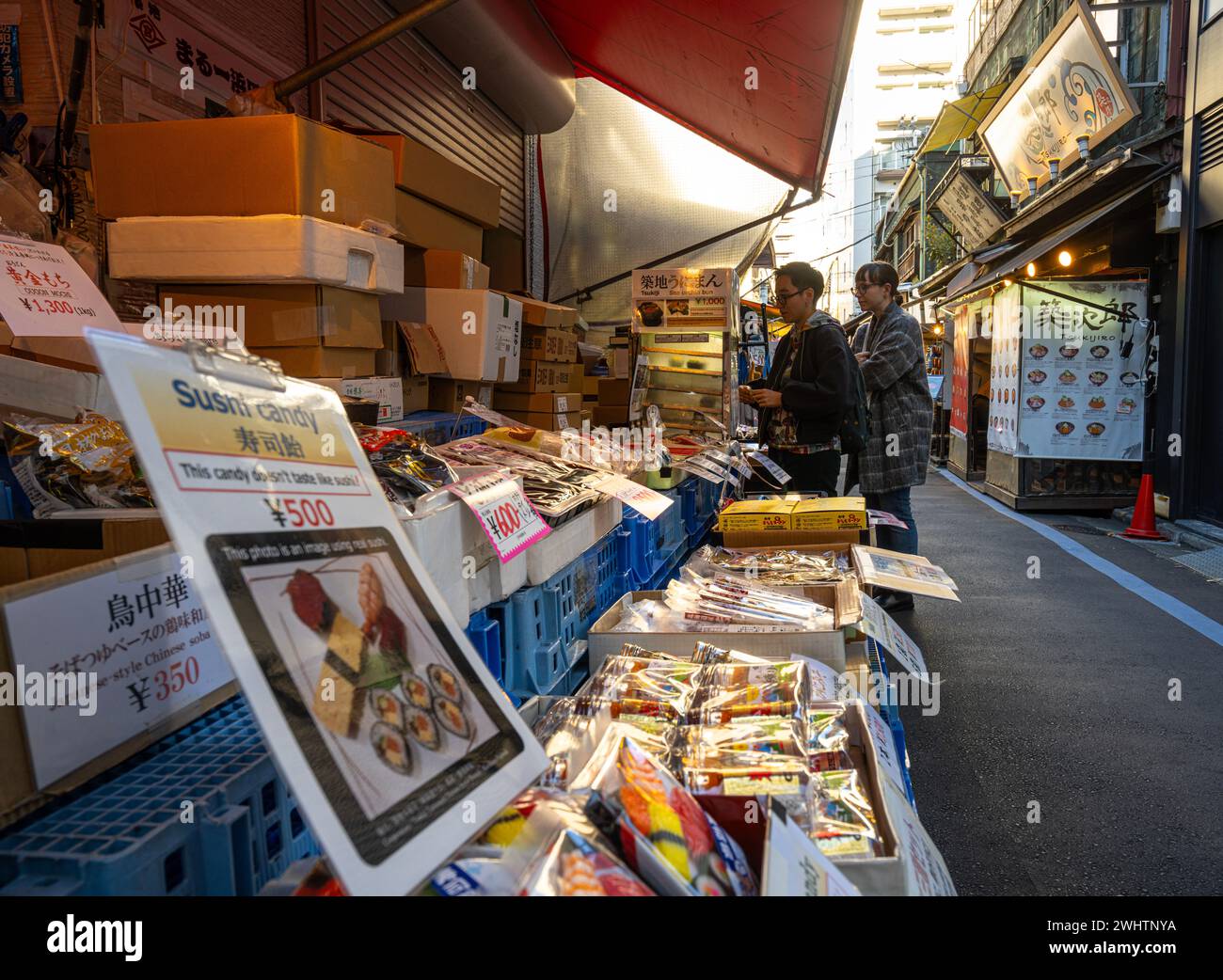 Tokyio, Japan. Januar 2024. Zubereitung von Speisen an Verkaufsständen auf dem Tsukiji Outer Market im Stadtzentrum Stockfoto