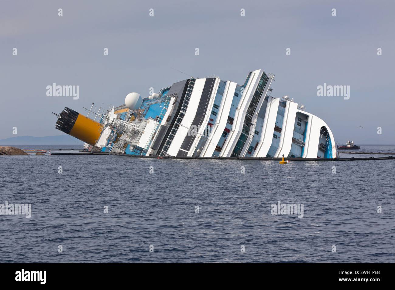 GIGLIO, ITALIEN - 28. APRIL 2012: Kreuzfahrtschiff der Costa Concordia an der italienischen Küste der Insel Giglio nach Schiffswrack am 13. Und 2. Januar Stockfoto