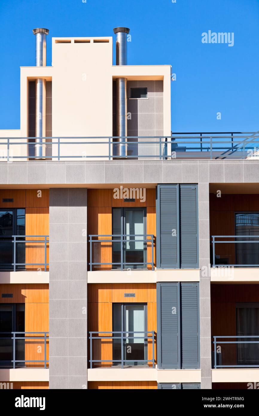 Neues Resort Apartment House vor hellblauem Himmel Stockfoto