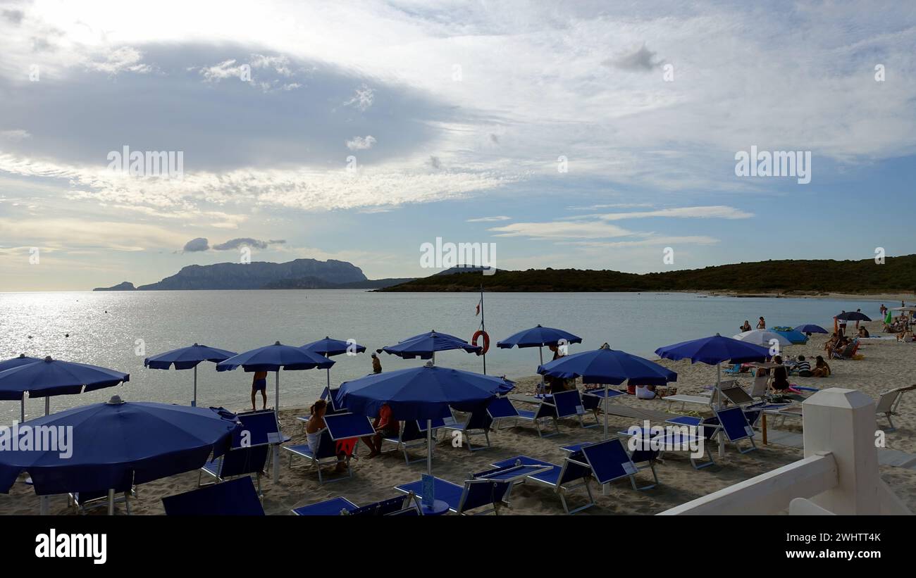 Olbia, Sardinien, Italien. August 2021. Einer der ausgestatteten Strände an einem sonnigen und bewölkten Tag. Stockfoto