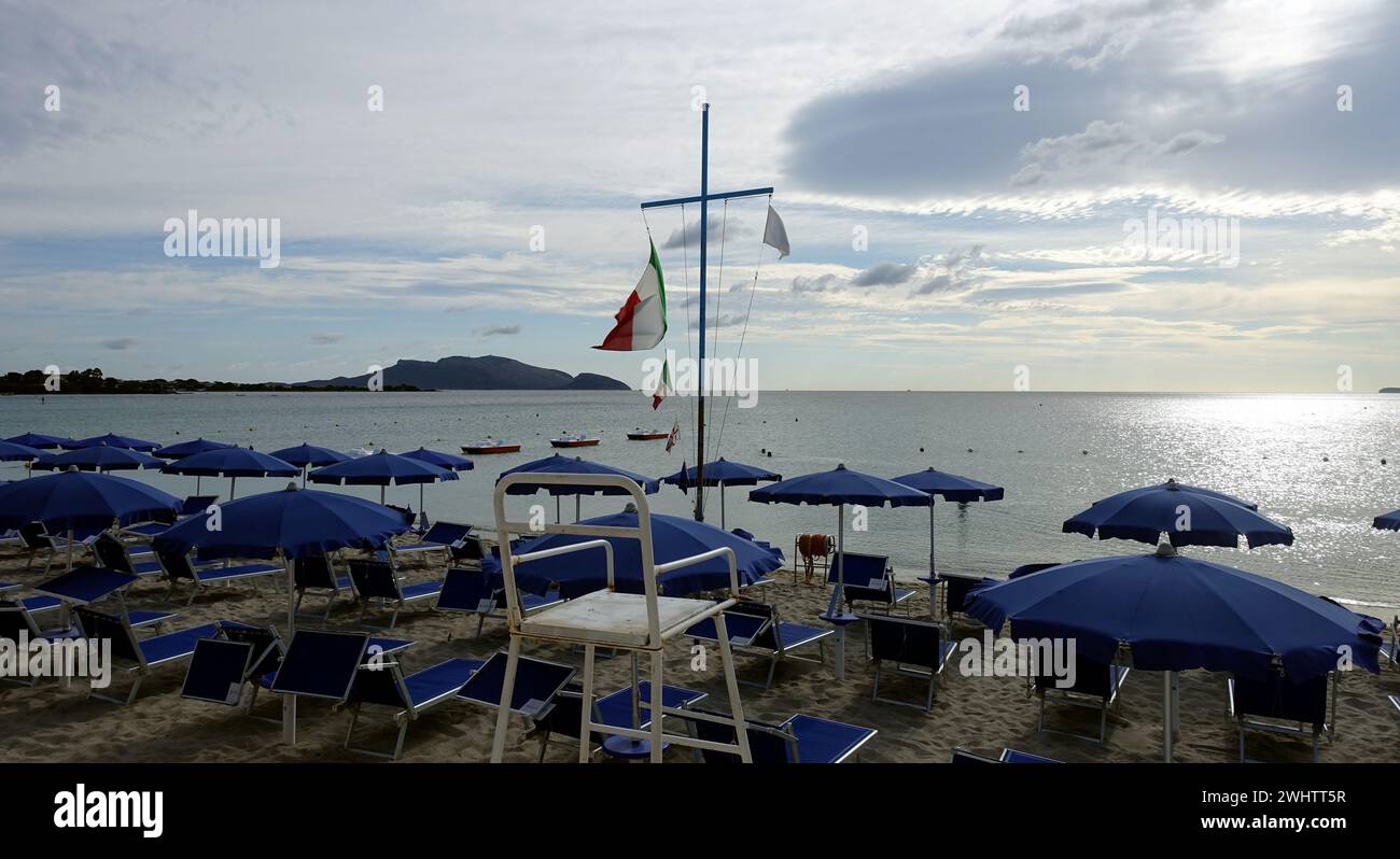 Olbia, Sardinien, Italien. August 2021. Einer der ausgestatteten Strände an einem sonnigen und bewölkten Tag. Stockfoto