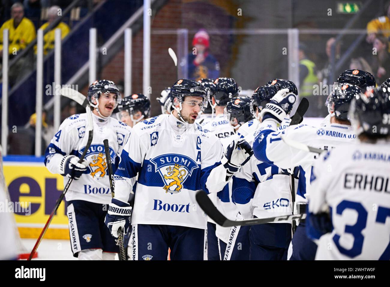 Karlstad, Schweden. Februar 2024. Glückliche finnische Spieler nach dem Sieg im Eishockeyspiel am Sonntag bei den Beijer Hockey Games (Euro Hockey Tour) zwischen Schweden und Finnland in der Löfbergs Arena. Karlstad, 11. Februar 2024.Foto: Pontus Lundahl/TT/Code 10050 Credit: TT News Agency/Alamy Live News Stockfoto