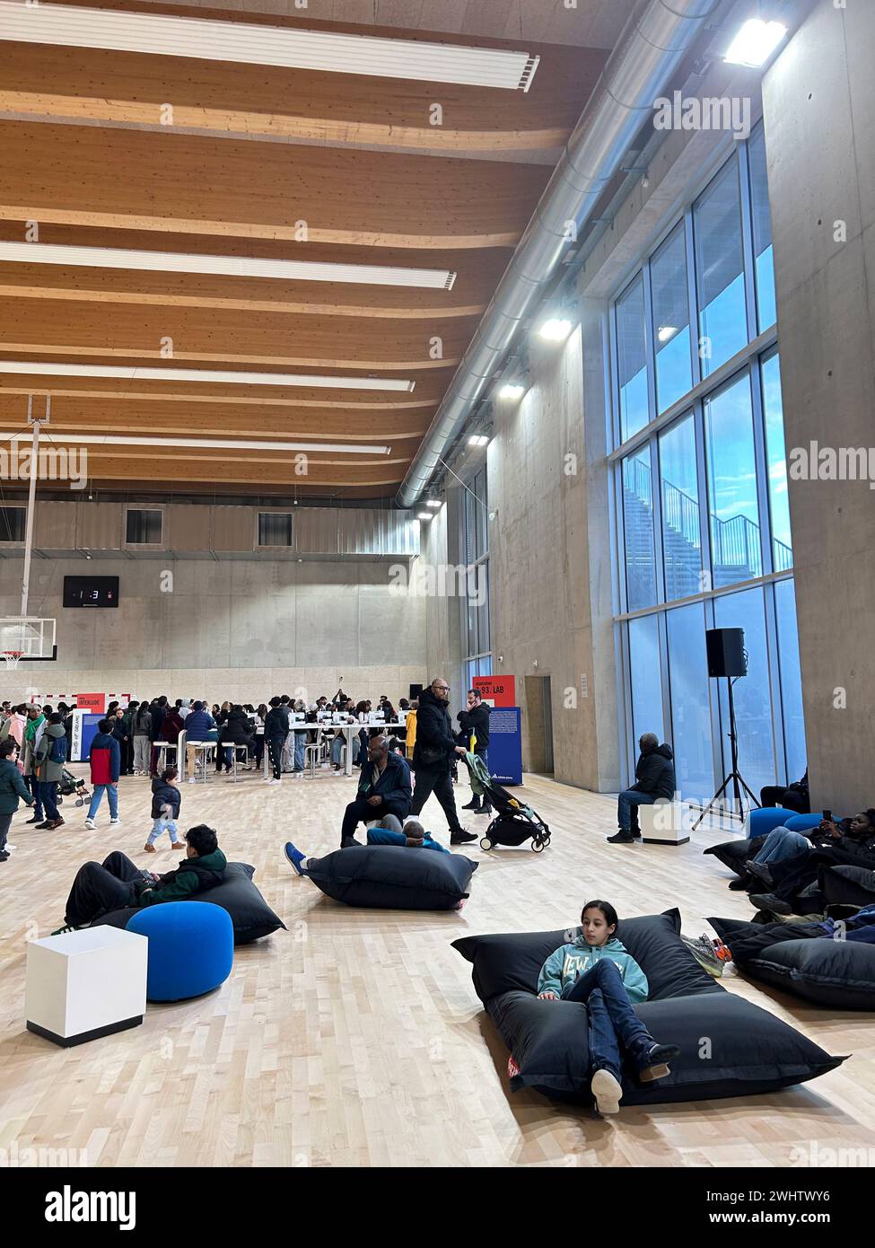 Paris, Frankreich, große Menschenmassen, Besuch der Adidas Arena, Sport, Olympiagebäude, öffentlich zugänglich, Innenraum, Gymnasium Stockfoto