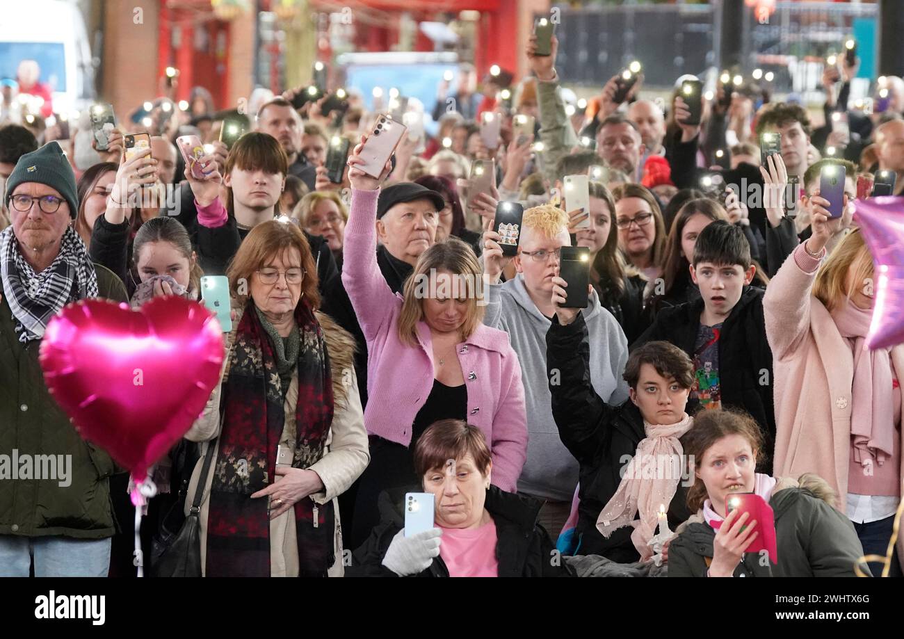 Die Leute halten ihre Telefone hoch, während einer zweiminütigen Mahnwache am Golden Square, Warrington, anlässlich des ersten Jahrestages des Mordes an der 16-jährigen Brianna Ghey. Bilddatum: Sonntag, 11. Februar 2024. Stockfoto