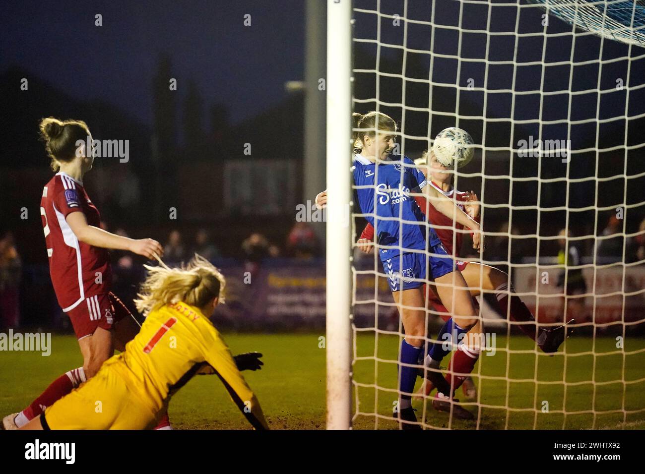 Evertons Emma Bissell (Mitte rechts) erzielt das fünfte Tor des Spiels während des Spiels der fünften Runde im Adobe WFA Cup im Grange Park, Nottingham. Bilddatum: Sonntag, 11. Februar 2024. Stockfoto