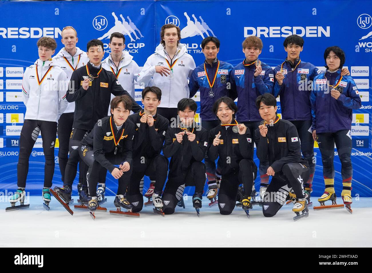 DRESDEN, DEUTSCHLAND - 11. FEBRUAR: Balazs Bontovics von Ungarn, Mark Csizmadia von Ungarn, Peter Jaszapati von Ungarn, Dániel Tiborcz von Ungarn, Sungwoo Jang von Korea, Gun Woo Kim von Korea, Tae Sung Kim von Korea, Ji Won Park von Korea, Kosei Hayashi von Japan, Shogo Miyata von Japan, Yerkebulan Shamukhanov aus Kasachstan, Kazuki Yoshinaga aus Japan, nachdem er am 11. Februar 2024 in Dresden im Short Track Speed Skating 5 der ISU World Cup in der JOYNEXT Arena teilgenommen hatte. (Foto: Andre Weening/Orange Pictures) Stockfoto