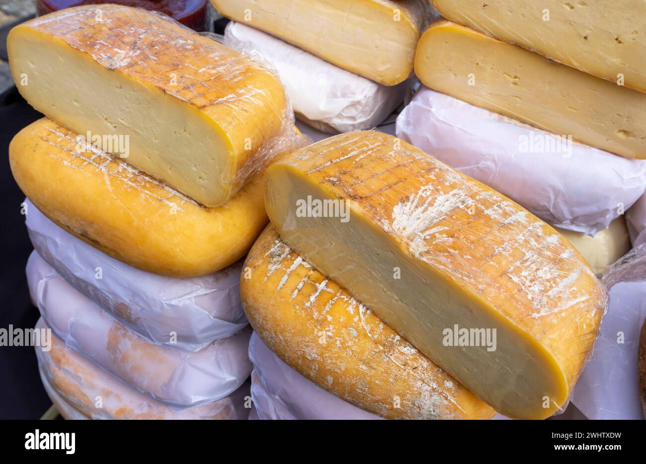 Perfekt gereift: Handwerkliche Käsesorten auf einem lokalen Markt Stockfoto