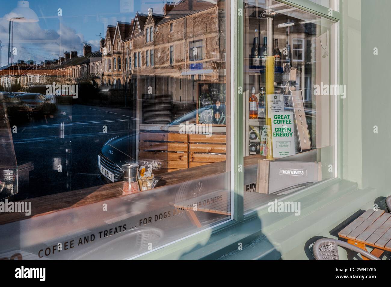 Abstrakte Reflexionen einer viktorianischen Vorstadtstraße in einem Café-Fenster a. kreativ. Schrullig. Konzept - Reflexionen durchschauen, Pontcanna, Cardiff. Stockfoto