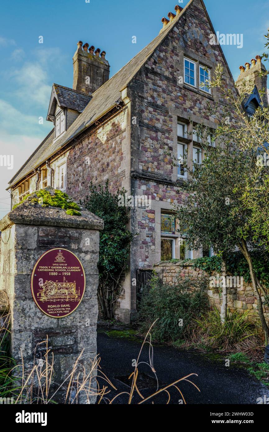 Roald Dahls Schule in Wales. Ort der Llandaff Cathedral School von 1880 bis 1958. Gedenktafel vor der ehemaligen Schule. 1920er Jahre Pupille. Stockfoto