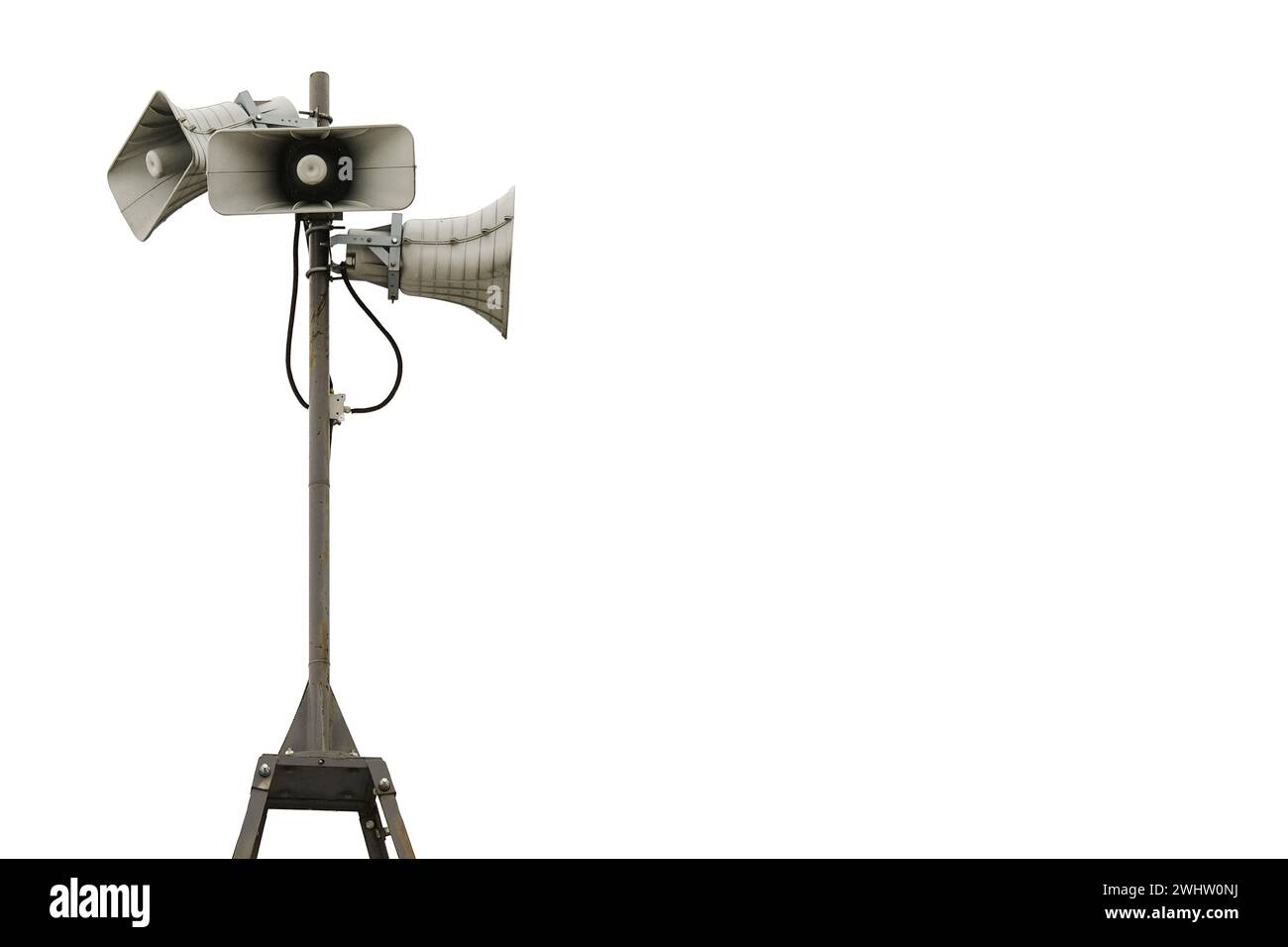 Hupenlautsprecher oben auf einem Stab. Lautsprecher im Stadion auf weißem Hintergrund Stockfoto