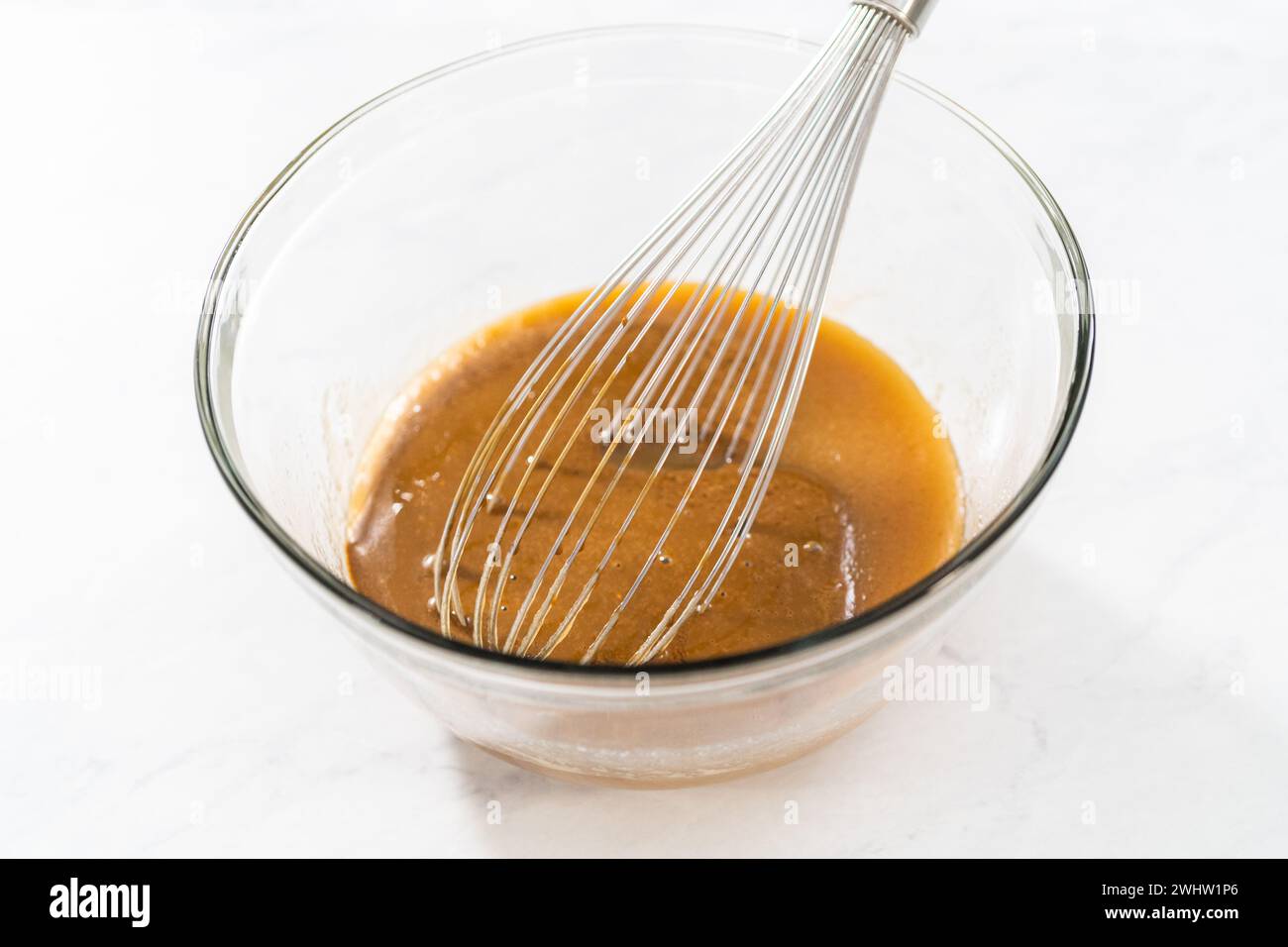 Lebkuchenbrotkuchen mit Karamellfüllung Stockfoto