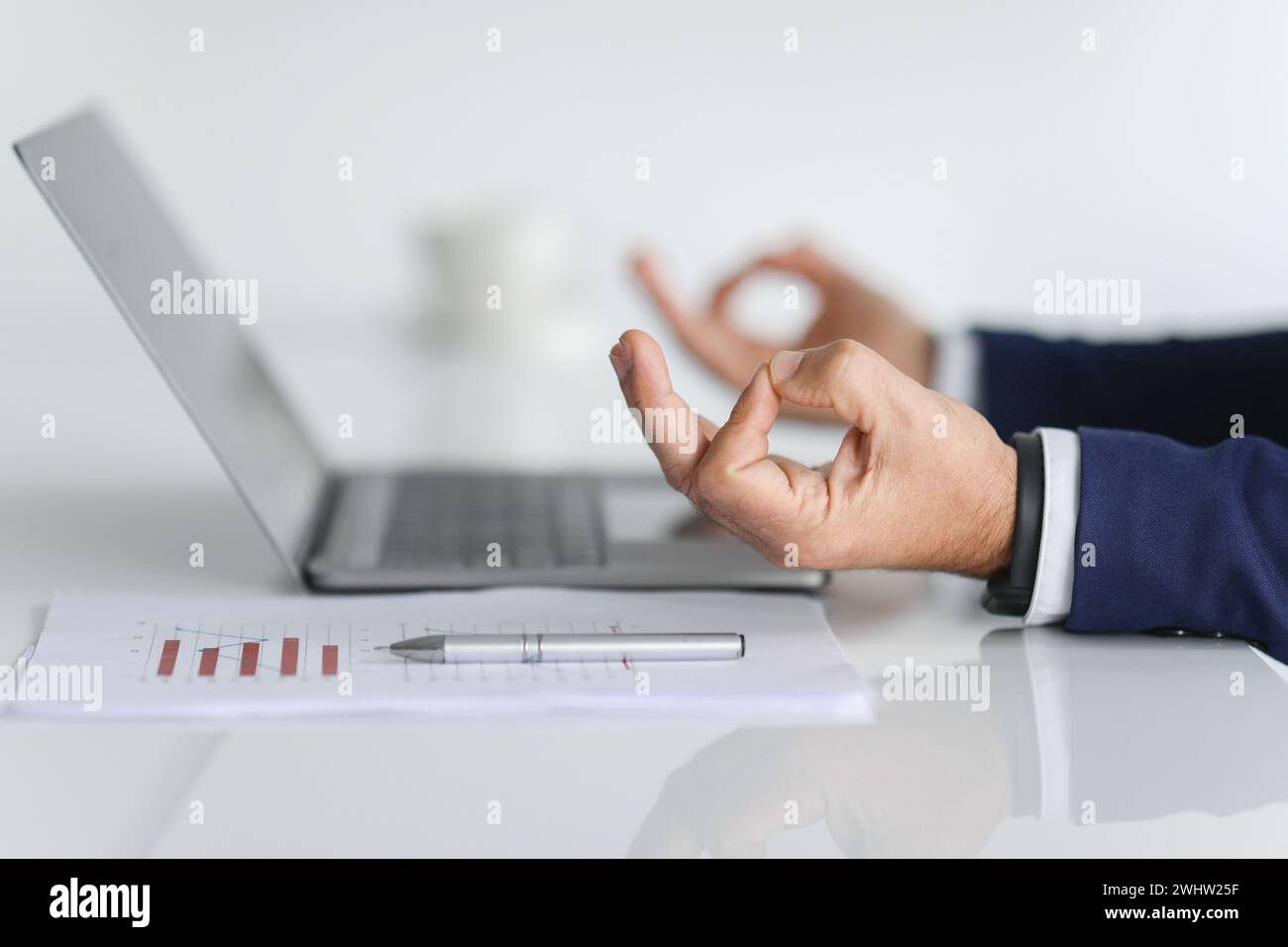 Die Hand eines professionellen Geschäftsmannes ist mit einem Laptop ein perfektes Zeichen im Fokus Stockfoto
