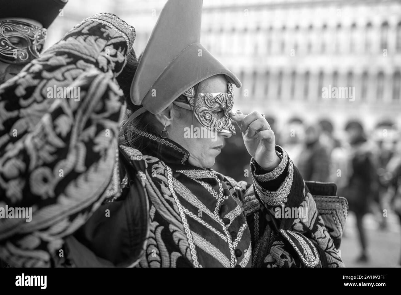 Einheimische und Besucher tragen Kostüme für Venedigs berühmtes und traditionelles Karneval Stockfoto