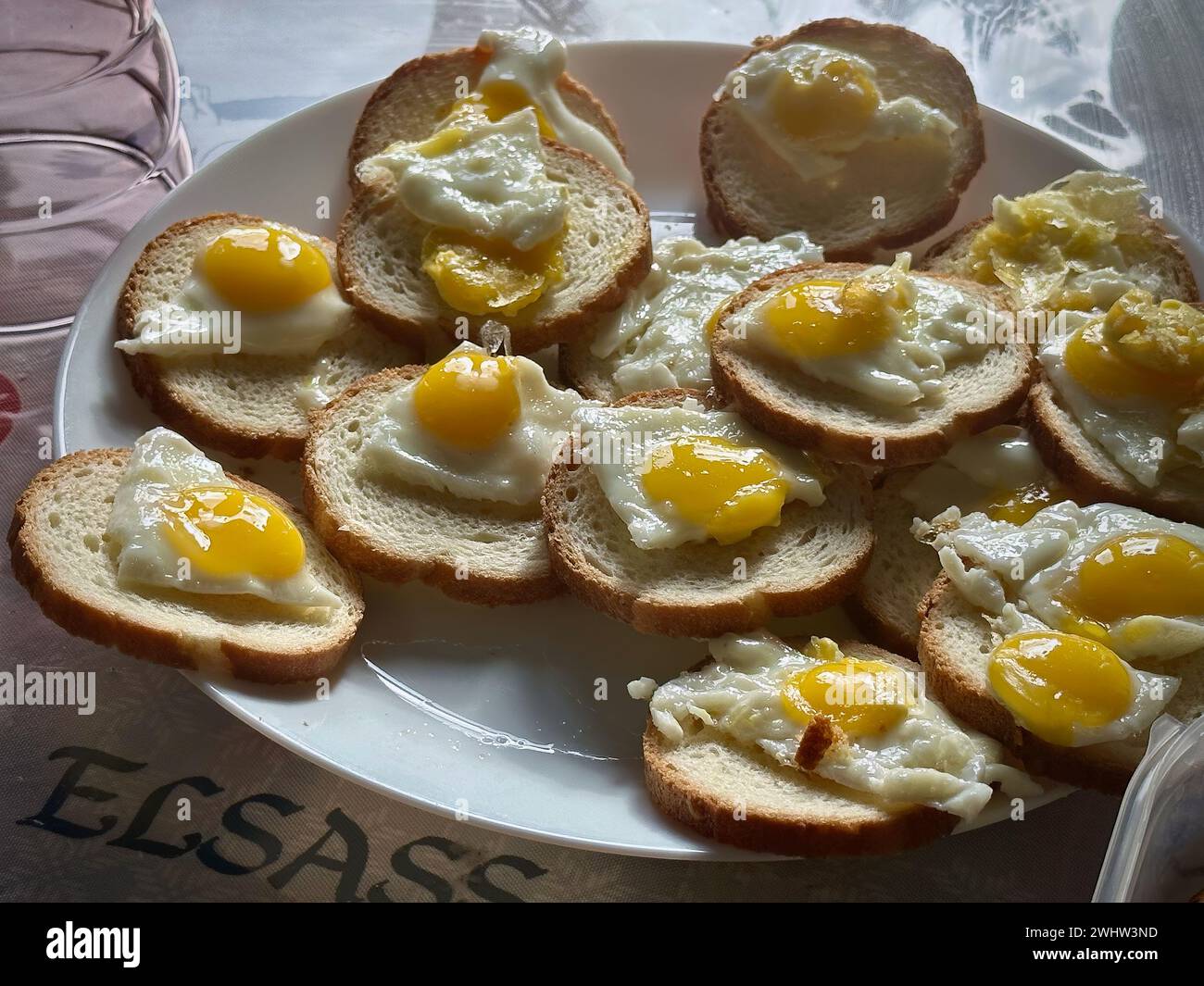 Hausgemachte Mini-Sunny-Side-up-Eier auf Toast: Eine herrliche Frühstückspräsentation Stockfoto