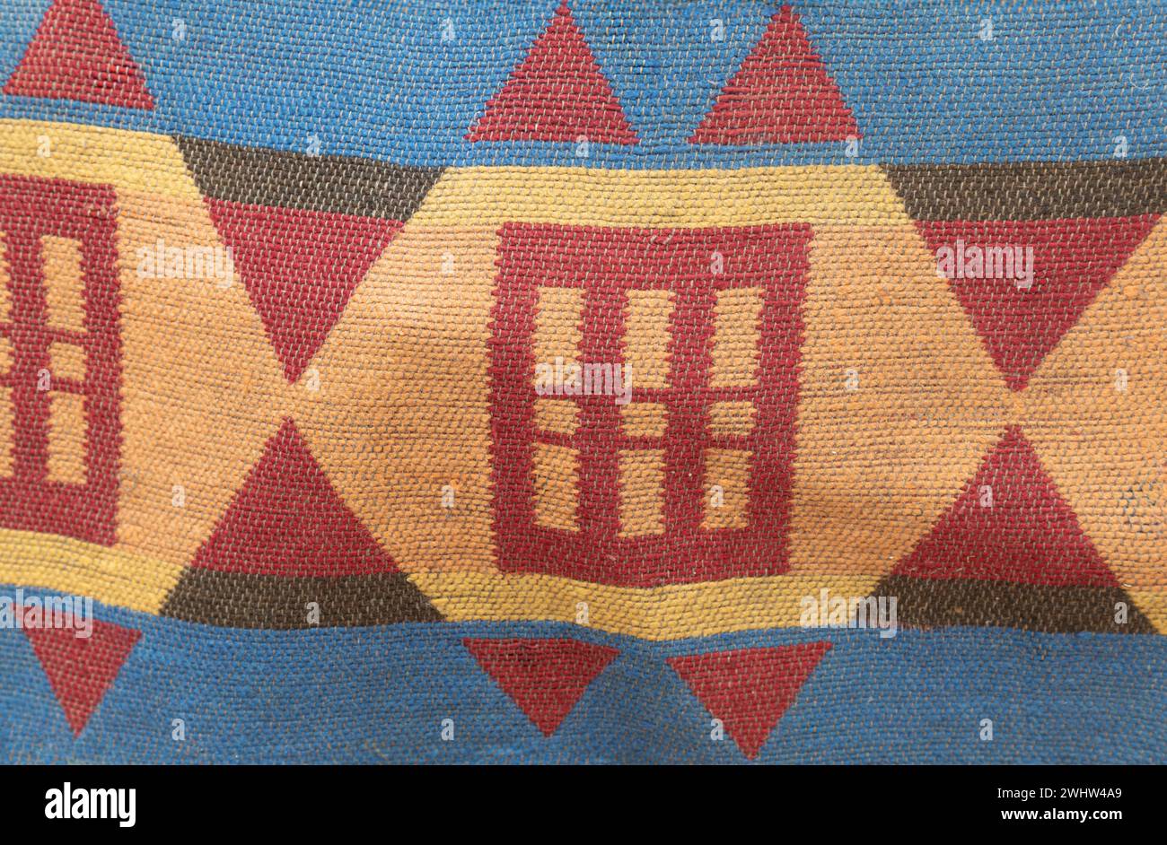 afrikanische Vintage-Decke, Stammesmuster, natürliche Fasern und Textur Stockfoto