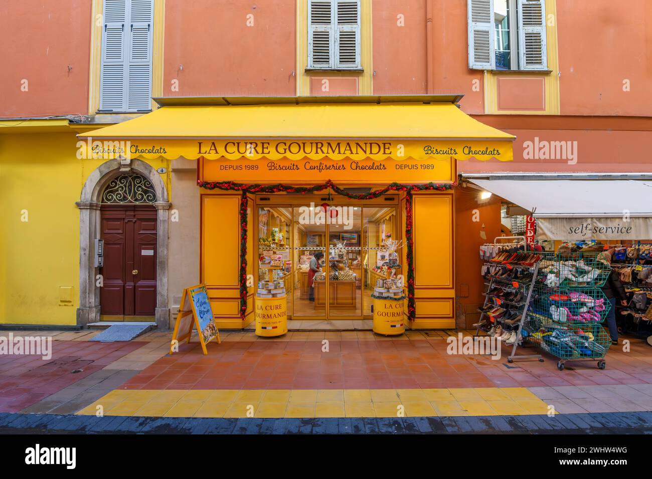 Allgemeiner Blick auf ein La Cure Gourmande Geschäft, eine traditionelle französische Kekse, Süßigkeiten und Schokoladenbäckerei, in der historischen Altstadt von Menton, Frankreich Stockfoto
