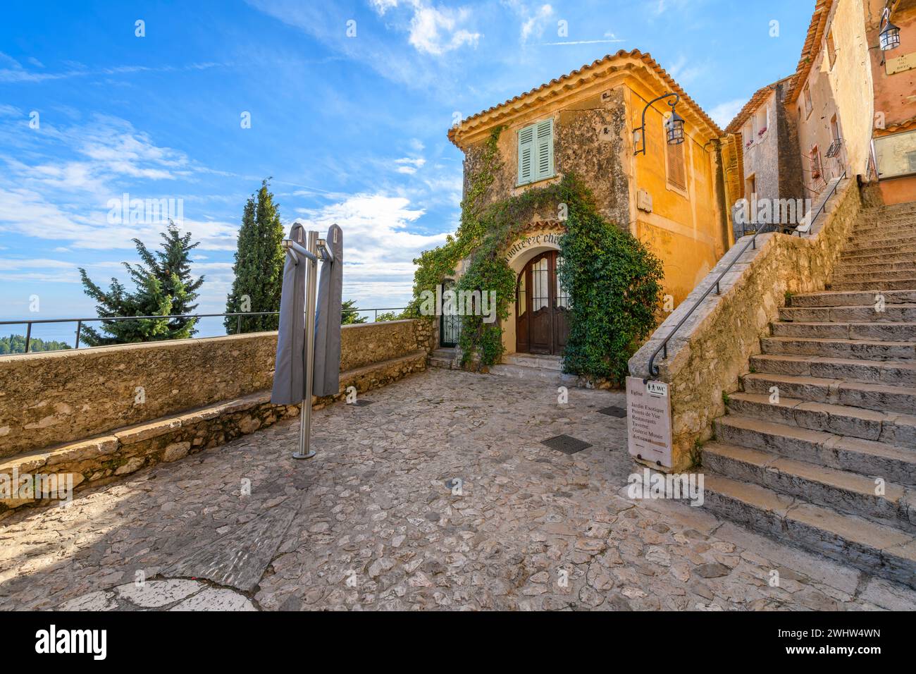 Die engen Hügellassen und Straßen mit Geschäften und Cafés im mittelalterlichen Dorf Eze, Frankreich, entlang der französischen Riviera Cote d'Azur. Stockfoto