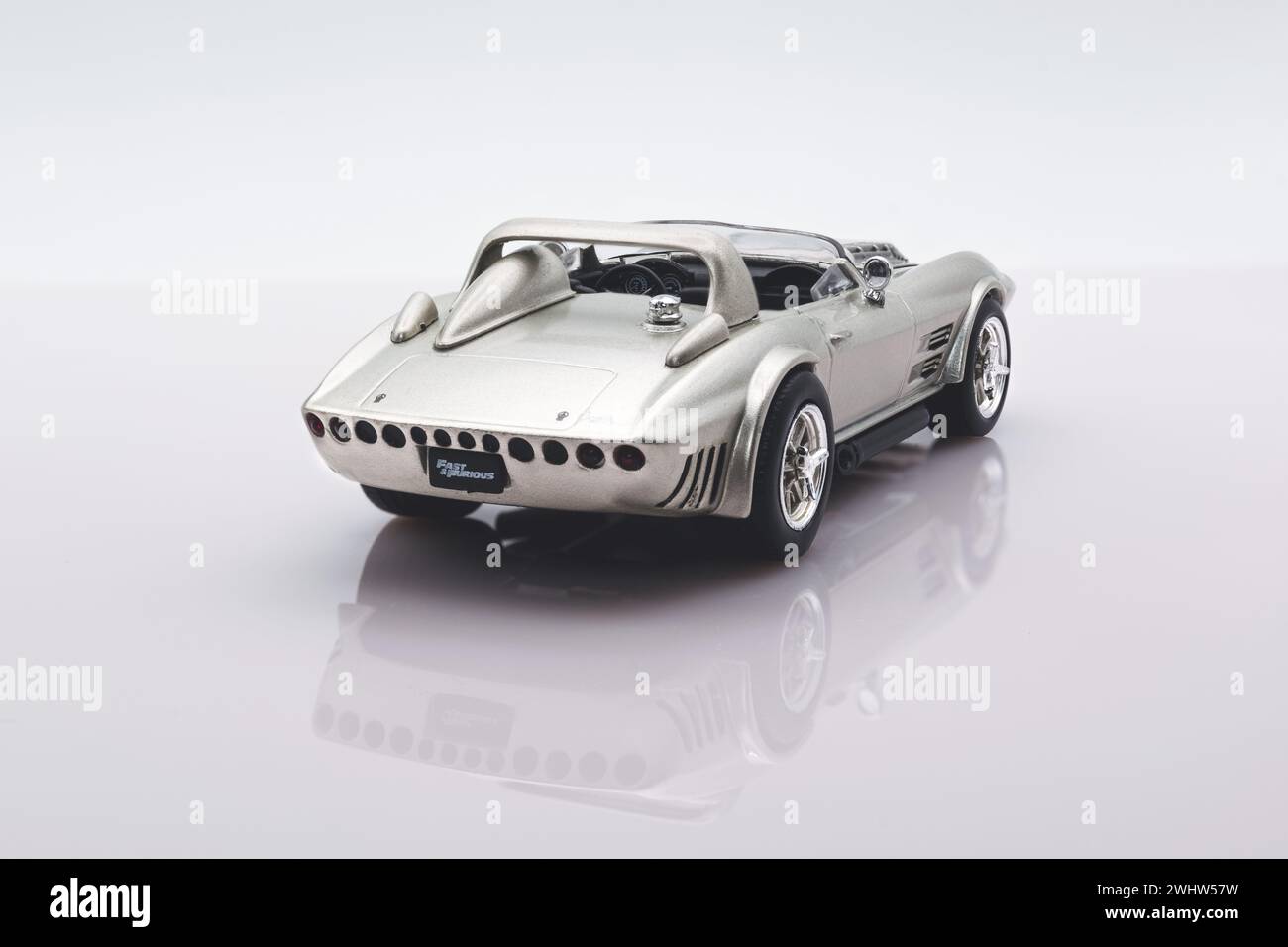 Fast&Furious Chevrolet Corvette Grand Sport Stingray 1:43-Modellauto, Rückansicht, weißer Hintergrund mit Reflexion Stockfoto