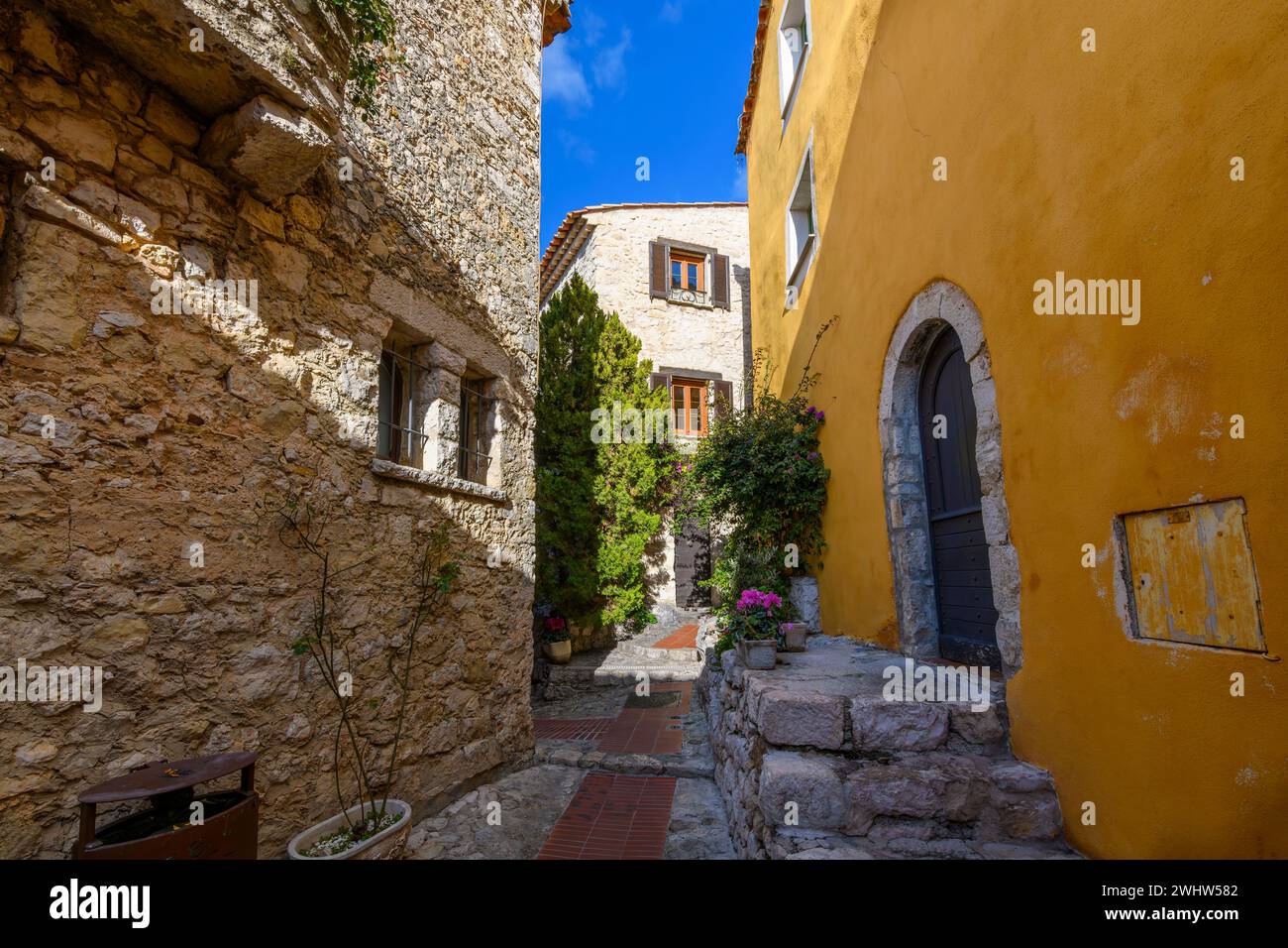 Die engen Hügellassen und Straßen mit Geschäften und Cafés im mittelalterlichen Dorf Eze, Frankreich, entlang der französischen Riviera Cote d'Azur. Stockfoto