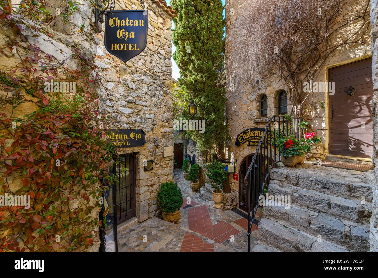 Die engen Hügellassen und Straßen mit Geschäften und Cafés im mittelalterlichen Dorf Eze, Frankreich, entlang der französischen Riviera Cote d'Azur. Stockfoto