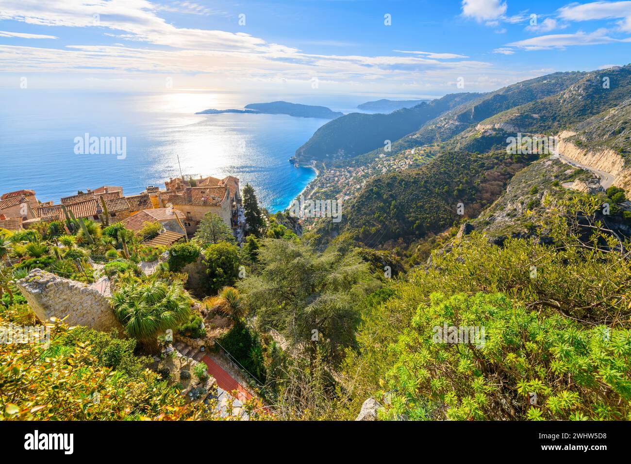 Blick vom mittelalterlichen Dorf Eze auf das Mittelmeer, die Hügel, die Küste und die Stadt Eze, Frankreich, entlang der Cote d'Azur Französischen Riviera. Stockfoto