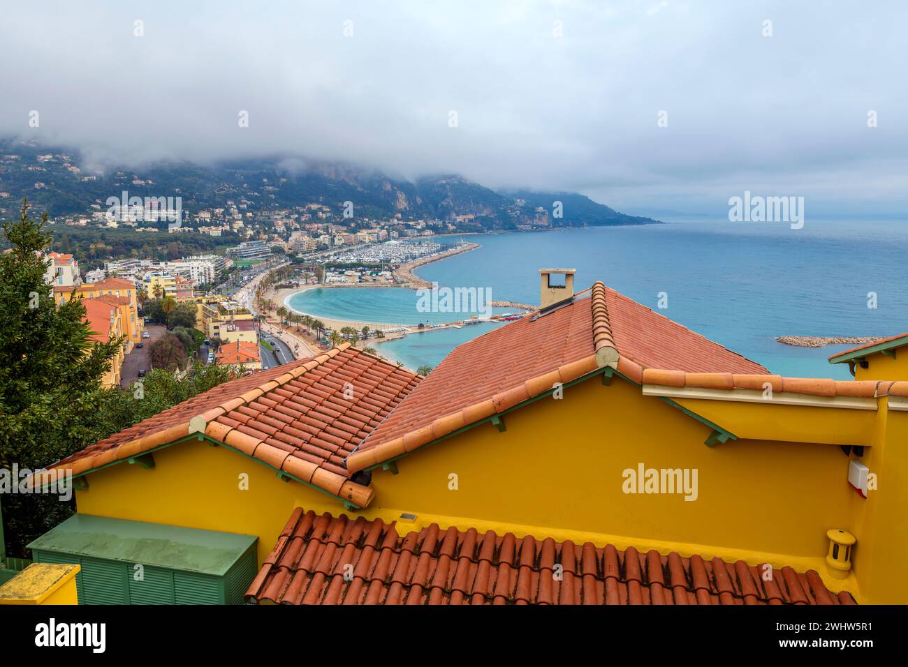 Blick vom Friedhof auf dem Hügel des alten Schlosses des Mittelmeers, dem Viertel Garavan und dem Hafen und den Stränden von Sablettes in Menton, Frankreich Stockfoto