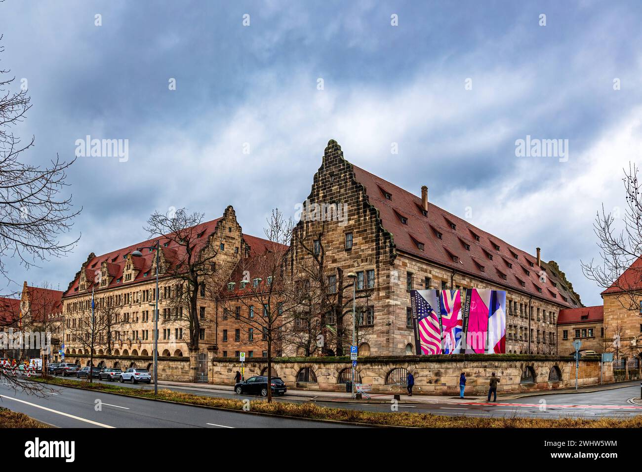 Justizpalast Nürnberg der Nürnberger Justizpalast in der Fürther Straße. Neben dem Memorium Nürnberger Prozesse rund um die Kriegsverbrecherprozesse nach dem 2. Weltkrieg, wir der Großteil des Gebäudekomplexes auch heute noch als Gerichtsgebäude verwendet. Neben dem Oberlandesgericht Nürnberg, dem Landgericht Nürnberg-Fürth, dem Amtsgericht Nürnberg ist auch die Staatsanwaltschaft Nürnberg-Fürth darin untergebracht. Nürnberg Bärenschanze Bayern Deutschland *** Nürnberger Justizpalast Nürnberg Justizpalast in der Fürther Straße neben dem Nürnberger Kriegsdenkmal Stockfoto