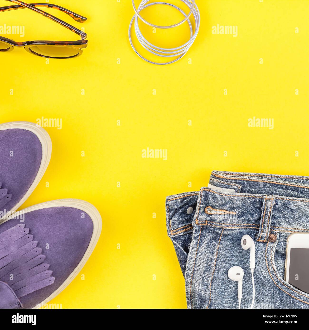 Blick von oben auf das legere Frauenoutfit Stockfoto