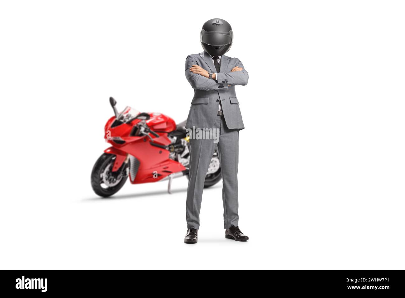 Mann in Anzug und Krawatte mit einem Helm, der vor einem roten Motorrad steht, isoliert auf weißem Hintergrund Stockfoto