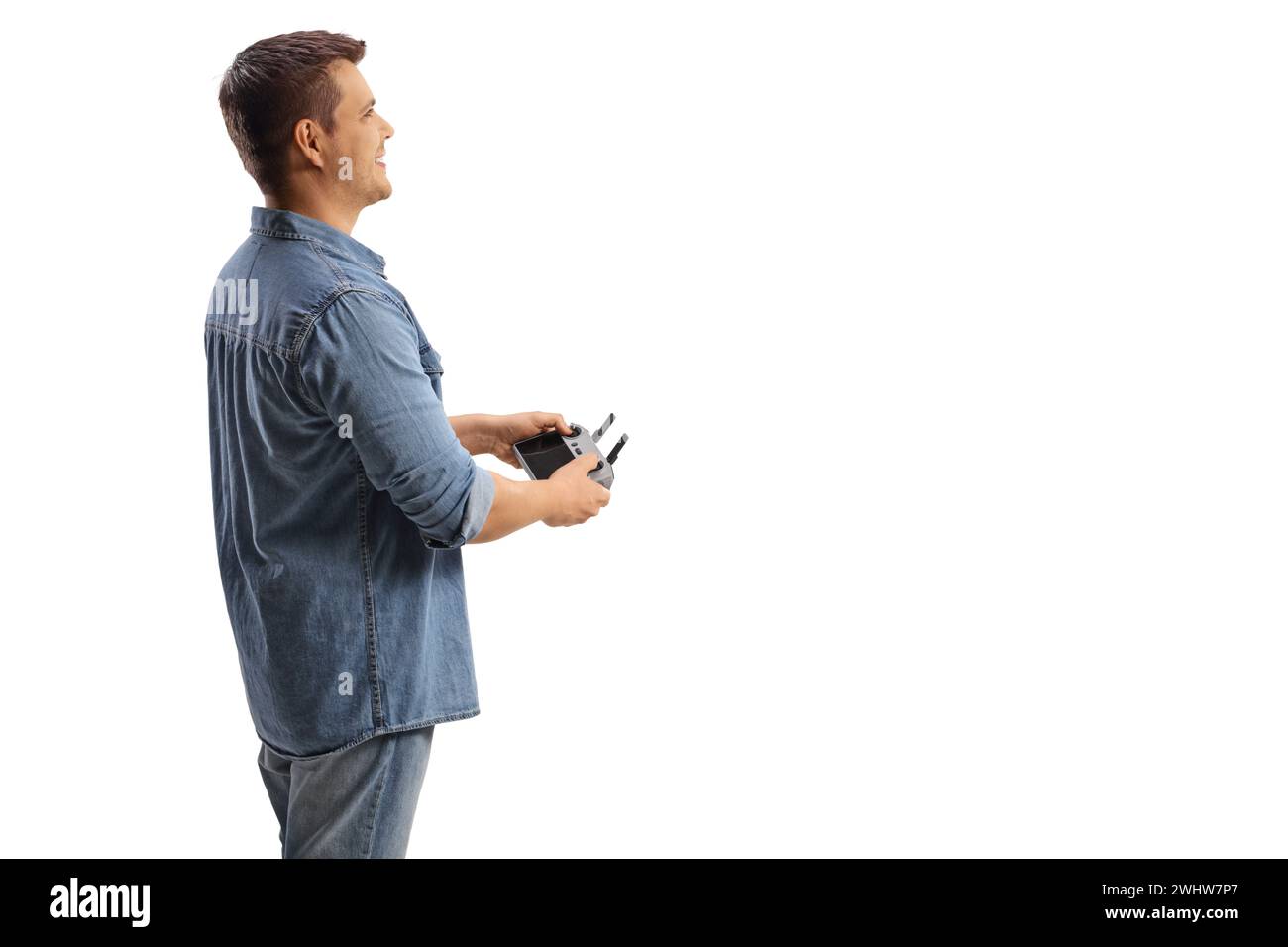 Mann fliegt mit einem Drohnen-Controller isoliert auf weißem Hintergrund Stockfoto