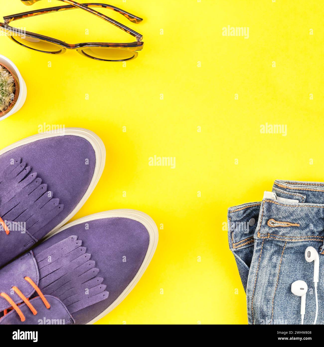 Blick von oben auf das legere Frauenoutfit Stockfoto